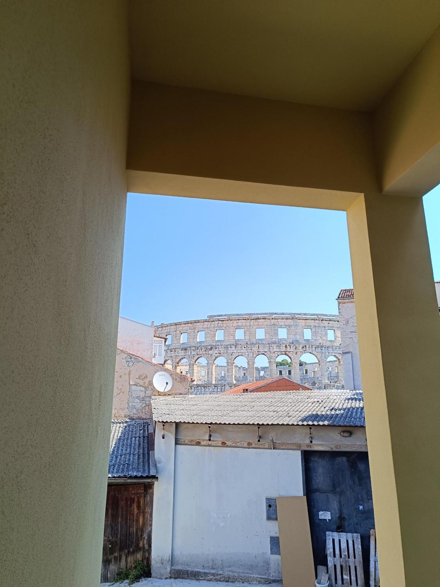 PUY D&A Amphitheatre Premium Apartments With Free Parking מראה חיצוני תמונה