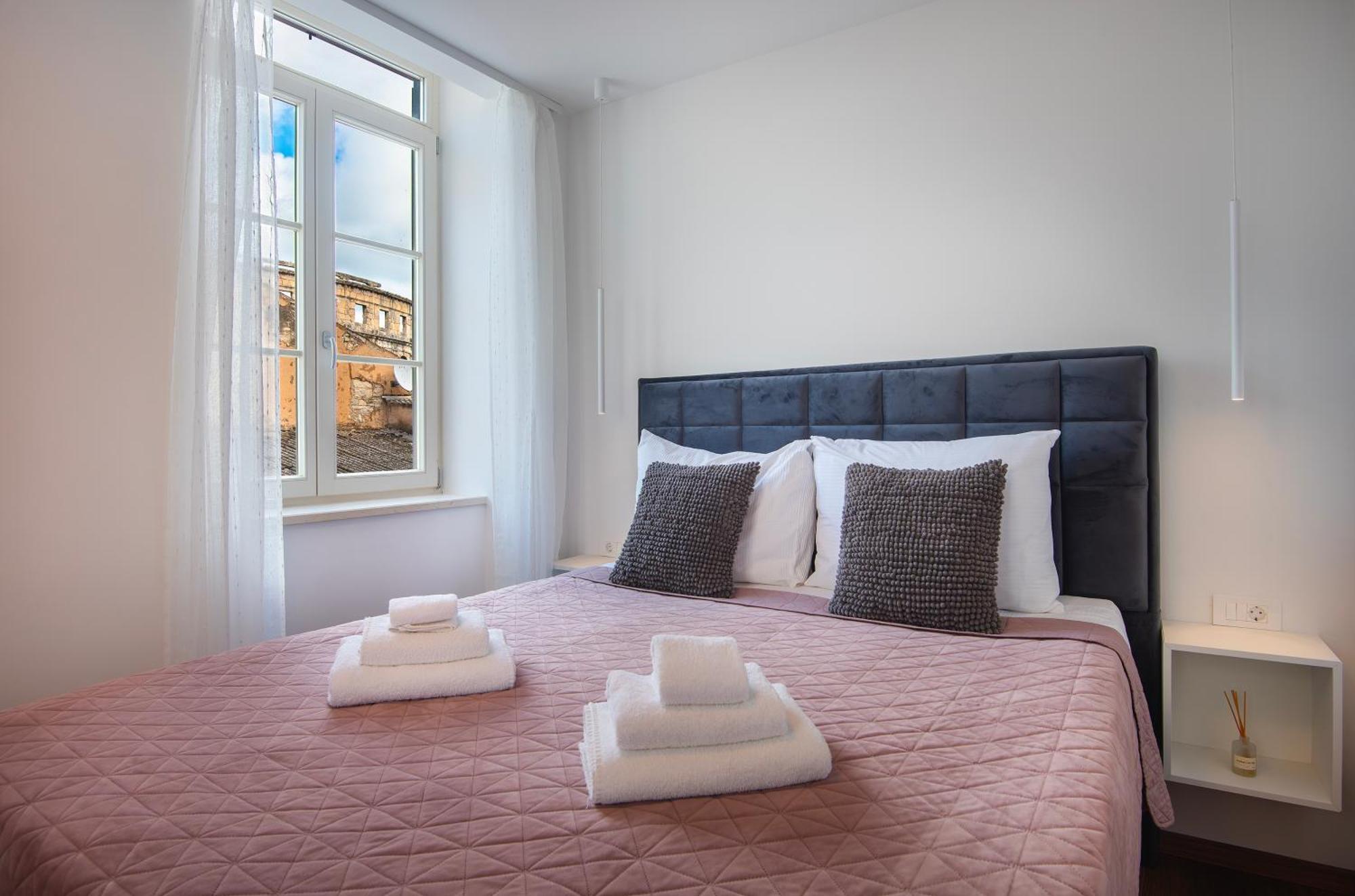 PUY D&A Amphitheatre Premium Apartments With Free Parking מראה חיצוני תמונה